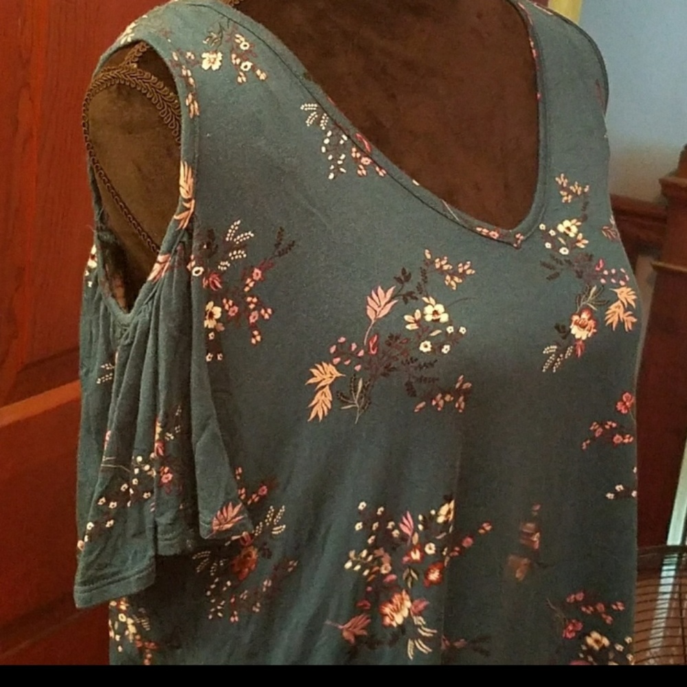 L cold shoulder flowy shirt